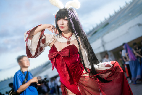 【コスプレ】絶妙なチラ見せポージングが天才的！香港アイドルの『アズレン』大山が美脚と舌ペロッで誘惑する【写真8枚】 画像