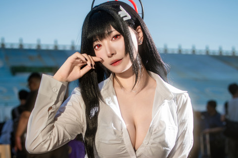 【コスプレ】黒ストッキング＆ハイヒールで魅せるスーツ姿が絶景！香港美女の『ブルアカ』調月リオが魅惑のスタイルを披露する【写真8枚】 画像