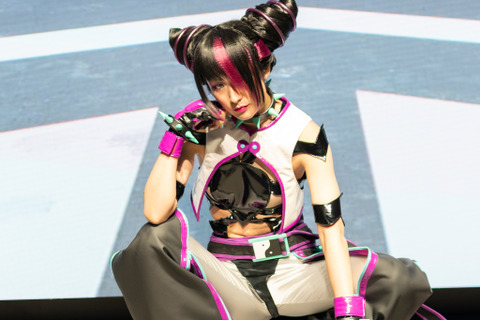 【コスプレ】『スト6』ジュリとの対戦希望者が押しかける!TGS2025で百人組手になっても涼しい顔をする美女レイヤー【写真16枚】 画像
