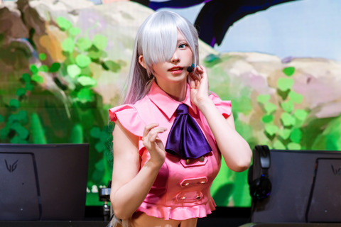 【コスプレ】日本一のコスプレイヤーのえなこが『七つの大罪:Origin』エリザベスで登場!美くびれ&絶対領域で魅せる【写真27枚】 画像