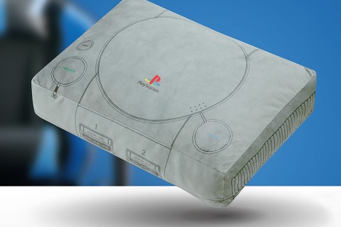 初代「プレステ」がBIGぬいぐるみに！ボタンや端子のディテールを再現しつつ、抱きしめたくなるもふもふ質感に 画像