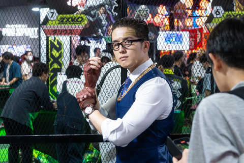 【コスプレ】待ち時間が最長200分超え!?TGS2025で見かけた『VALORANT』ナイトマーケットの店員がいかつ過ぎて最高【写真8枚】 画像