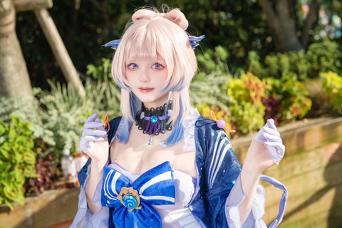 【コスプレ】透明感ある柔肌に優美な衣装が似合う!「珊瑚宮心海」の美女レイヤーの微笑みに癒やされる【写真8枚】 画像