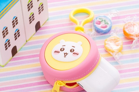 「ちいかわ」たちが、ぷっくり!持ち歩きに良い「まんまるミニシリコンポーチ」全8種がプライズ化 画像