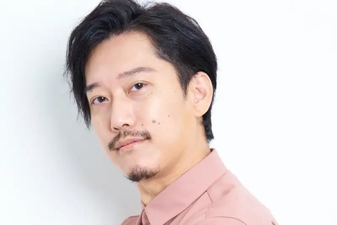 配信者・布団ちゃん、所属eスポーツチームから契約解除―カラオケボックスで下半身を露出、メニュー表で陰部を隠す様子を配信 画像