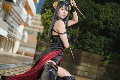 【コスプレ】“いばら姫”衣装が似合うフィギュア体型の美女レイヤー！美脚が際立つ躍動感あるアクションポーズも見逃せない【写真8枚】 画像