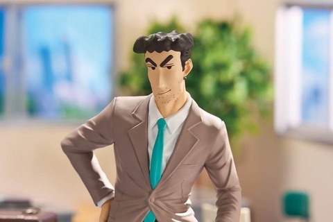 “昼メシの流儀”を持つデキる大人！「野原ひろし」がスーツ姿でプライズフィギュア化ーふたば幼稚園の“組長”こと「園長先生」も 画像