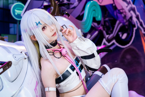 【コスプレ】クールな美女の細いくびれが素晴らしすぎる！『カレイドライダー』ハクレイがどの角度から見ても隙がない【写真8枚】 画像