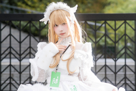 【コスプレ】新人美少女コスプレイヤーの純白ミニスカドレスが可愛すぎ！金髪ロングヘアーで清楚な魅力も全開【写真12枚】 画像