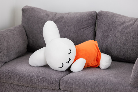 「ミッフィー」誕生70周年を記念した特大ぬいぐるみが発売決定！すやすや寝ている姿が可愛い 画像