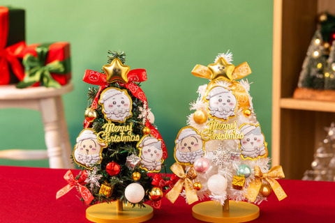 頂点には“星”も！「ちいかわ」クリスマスツリーが11月下旬よりプライズ展開、ハチワレたちも可愛らしい衣装でオーナメントに 画像