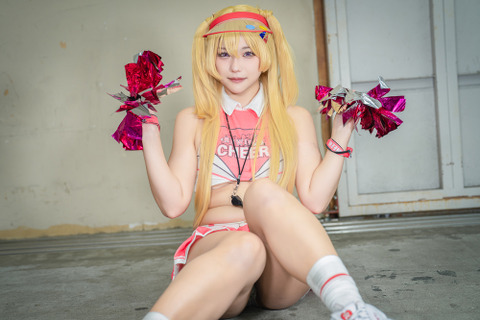 【コスプレ】元気いっぱいの応援とダイナマイトな太ももでテンション爆上げ！『NIKKE』クレイの美女レイヤーが可愛くハッスル【写真10枚】 画像