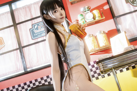 チャイナドレス美女が「ストリートファイト」に参戦！？ハンバーガーを食べながらスリット全開で美脚を繰り出す【写真17枚】 画像