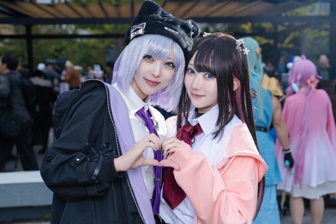 【コスプレ】リアル姉妹のような仲の良い美女コンビにほっこり！ミニスカな「ぶいすぽっ!」花芽姉妹の併せが可愛すぎる【写真15枚】 画像