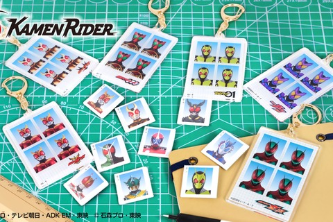 平成・令和ライダーが証明写真風にバッチリ決める！アクリルキーホルダー2種と缶バッジが予約販売 画像