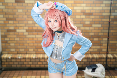 【コスプレ】へそ出し×ショーパンの衣装が似合う王道アイドル！『学マス』花海咲季が可愛さの詰まったポージングで輝く【写真9枚】 画像