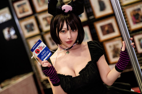 【コスプレ】激カワの「クロミ」コーデでお出迎えの店員さんにドキドキ！弾けんばかりの美ボディと大きな瞳に見惚れてしまう【写真6枚】 画像