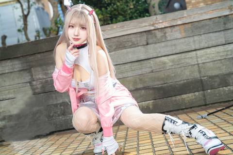 【コスプレ】振り向き姿で見せる美しい背中にドキッ！『NIKKE』バイパーの美女レイヤーは網タイツも似合う【写真9枚】 画像