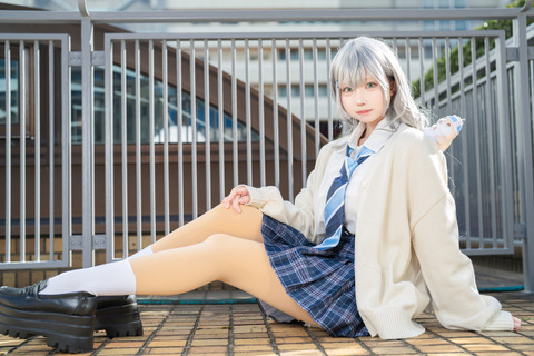 【コスプレ】チェックのスカートからスラリと伸びる美脚が眩しい！新人美女レイヤーのノエル団長の爽やかな制服姿が可愛い【写真8枚】 画像