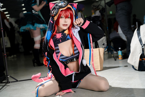 【コスプレ】猫耳パーカー×へそ出しショーパンのにゃんこポーズが可愛すぎ！「猫汰つな」のいたずら子猫っぷりにメロメロ【写真6枚】 画像