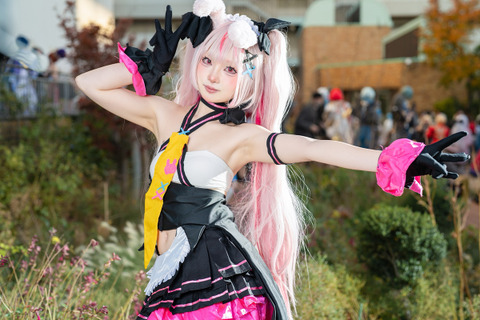 【コスプレ】ウサ耳にちらりと見えるおへそがキュート！ミニスカで元気いっぱいのVTuber「兎鞠まり」の美女レイヤーが可愛い【写真9枚】 画像