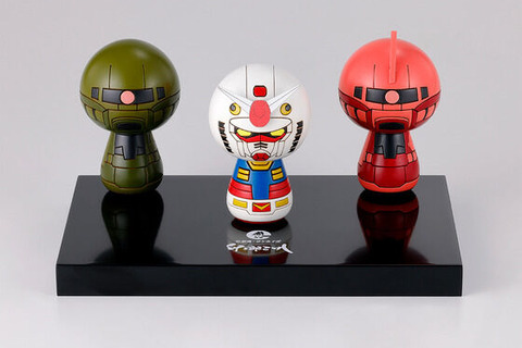 ガンダム・シャア専用ザク・量産型ザクIIが可愛いこけしに！細かい部分を忠実に再現、プレバン限定3体セットには専用の台座が付属 画像