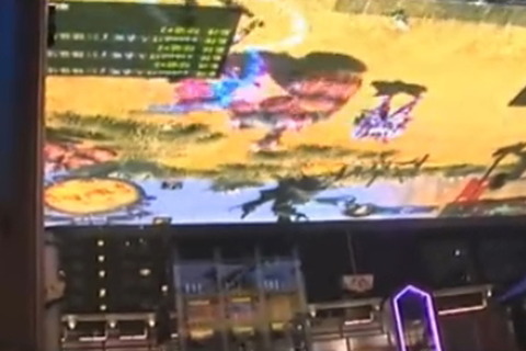 まさにスケールは中国・・・超巨大スクリーンでゲームを遊んだ男性 画像