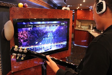 【E3 2011】本物のエレキギターを使ってロックスター体験・・・『ロックスミス』 画像