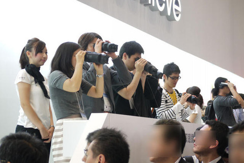 【CEATEC 2011】ソニーブースで人気の、2D／3D撮影のデジタル双眼鏡をムービーで 画像