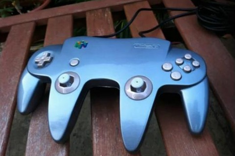 超デカい!デュアルスティックと化した魔改造ニンテンドウ64コントローラーが登場 画像