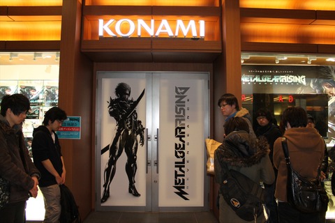 開店前から行列も！遂に発売した『METAL GEAR RISING』販売店舗の様子をお届け 画像