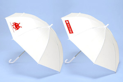 雨の日もゲームセンターに！タイトー、インベーダーデザインの傘を無料貸出 画像