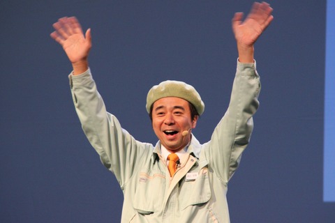 【ジャパンエキスポ2013】「ゲームセンターCX」有野課長、パリっ子の前で『マリオカート』の腕前を披露 画像