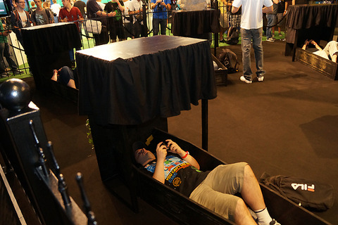【gamescom 2013】コナミ『キャッスルヴァニア ロード オブ シャドウ 2』ブースは棺桶に横たわってゲームをプレイ！ 画像