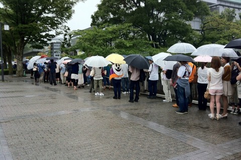 【京まふ2013】開催初日、雨が降る中多くのファンが朝早くから長蛇の列 画像