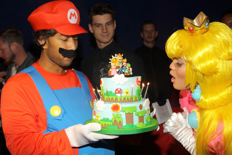 マリオがピーチを祝福　ハリウッドセレブの誕生日会で 画像