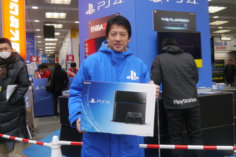 【PS4発売特集】ビックカメラ有楽町店では厳しい寒さの中40名前後の列、河野プレジデントも視察 画像