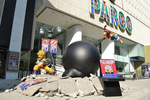 『Jスターズ ビクトリーバーサス』悟空 vs ルフィの迫力シーンを再現した巨大フィギュアが渋谷PARCO公園通り広場に登場 画像