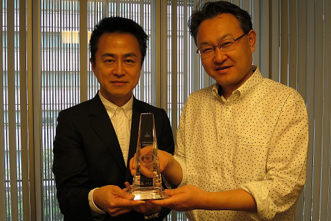 PS4と『ソリティ馬』に「エンタテインメントの未来考える会 2013年度大賞」受賞盾授与、「黒川塾（18）」5月9日開催 画像
