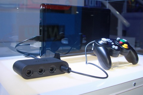 【E3 2014】会場の『スマブラ for Wii U』は全てGCコン！変換アダプタや特製コントローラーも見つけた 画像