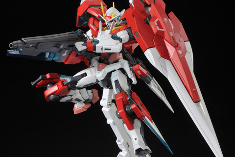 鮮烈なカラーと多彩な武装展開ギミックを搭載したMG「ダブルオーガンダム セブンソード/G インスペクション」 画像