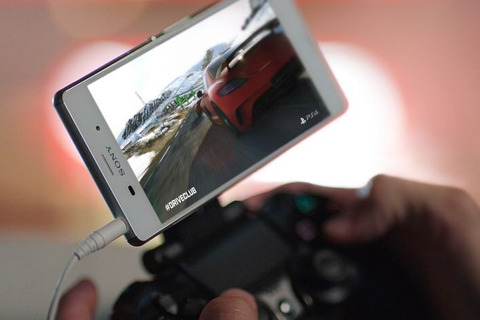 ソニーの最新スマホXperia Z3がPS4リモートプレイに対応― 専用コントローラーと連携 画像