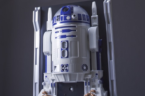 喋る等身大「R2-D2」フィギュアが約35,000円で予約開始、半立体型で人感センサー付き 画像