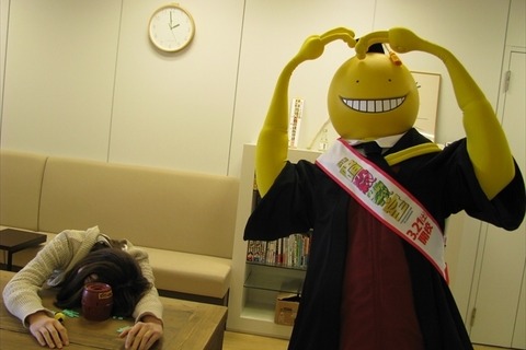 暗殺教室の殺せんせーが編集部にやってきた!殺せんせー危機一髪で勝負 画像