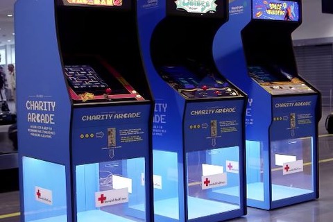 スウェーデンの空港に「チャリティーアーケード筐体」登場…ゲームプレイが募金に 画像