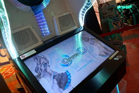 【レポート】これが「立体音響」か！AC『CYTUS Ω』筐体と新要素がお披露目 ― ロケテ初日 画像