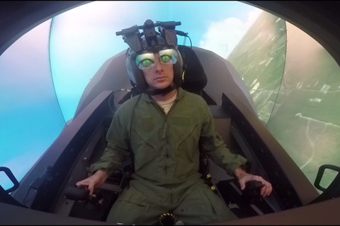 戦闘機「F-35」のシミュレーターがすごい！まるで大型筐体のビデオゲーム 画像