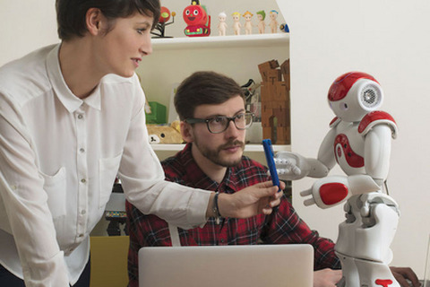 「おしりを触ってみて」…ロボットと分かっていても戸惑うのはなぜ? 画像