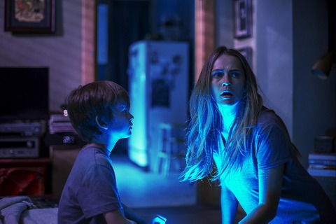 1億5000万回再生の恐怖映像「Lights Out」が映画化!シーンカット画像が到着 画像