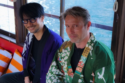 小島監督、来日したマッツ・ミケルセンと屋形船へ…新川氏描く似顔絵も 画像